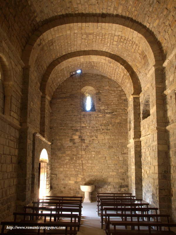 INTERIOR DEL TEMPLO HACIA LOS PIES
